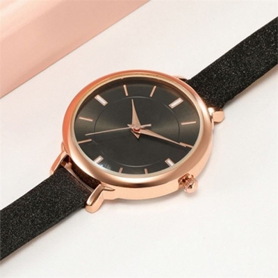 La montre des femmes en cuir de couronne élégante de vis de montre-bracelet de quartz de femmes de caisse d'alliage