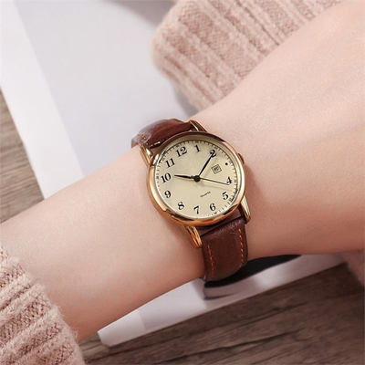 Dames de visage de bande de cuir de la montre des femmes de caisse d'alliage les petites observent le bracelet en cuir de Brown
