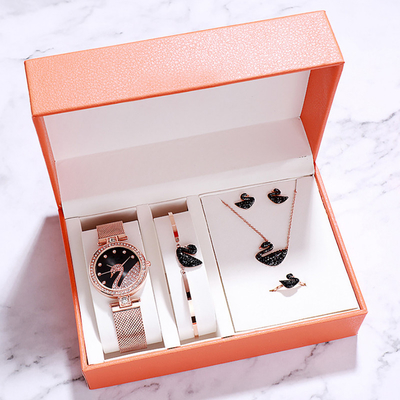 Le bracelet de Milan Strap Ladies Watch And a placé l'ensemble de cadeau de la montre et du bracelet des femmes