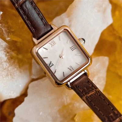 Montre carrée du visage des rétros de couleur petites de Brown de montre de peau de vache femmes en cuir de courroie