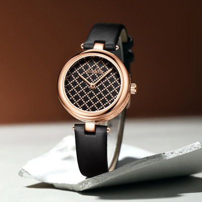 Personnalisez une montre pour homme avec un calendrier et une option de couleur de cadran personnalisée