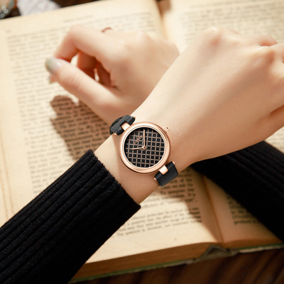 Personnalisez une montre pour homme avec un calendrier et une option de couleur de cadran personnalisée