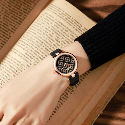 Personnalisez une montre pour homme avec un calendrier et une option de couleur de cadran personnalisée