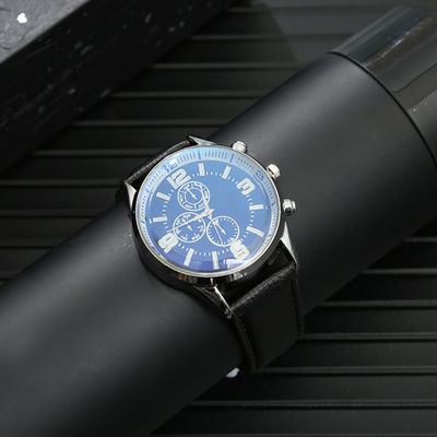 Le portefeuille et la montre d'OEM ont placé pour lui allient et garnissent en cuir le matériel Multiapplication