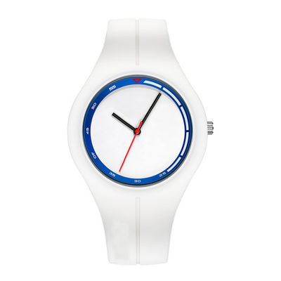 montre de 41mm sur le poignet des femmes, montre-bracelet de bracelet de silicone pour des dames