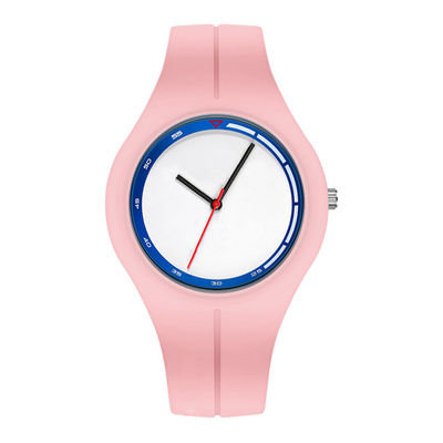 montre de 41mm sur le poignet des femmes, montre-bracelet de bracelet de silicone pour des dames