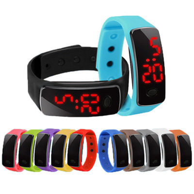 Les enfants légers menés de bracelet observent la montre de bracelet en caoutchouc de silicone