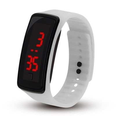 Les enfants légers menés de bracelet observent la montre de bracelet en caoutchouc de silicone