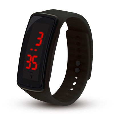 Les enfants légers menés de bracelet observent la montre de bracelet en caoutchouc de silicone