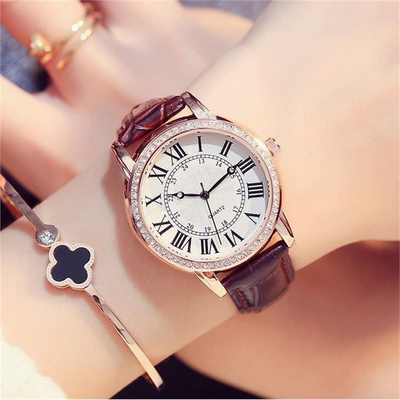 L'unité centrale garnissent en cuir la batterie Roman Scale Water Diamond de Diamond Quartz Watches 377