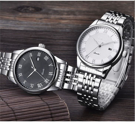 Le quartz minimaliste occasionnel d'acier inoxydable observe la montre de couples de quartz de personnalité